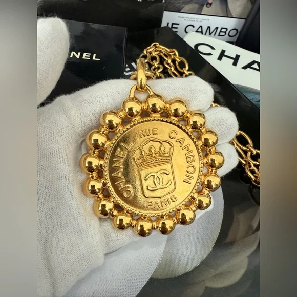 LOT 2306 24k gold plated Rihanna CHANEL 1980S VINTAGE LARGE PENDANT NECKLACE - Picture 3 of 10